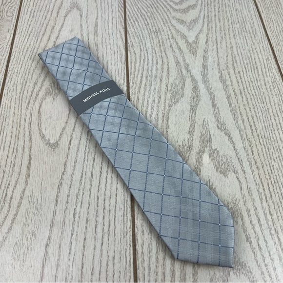 564 - Michael Kors Thanet Grid Tie Silver 040 2MKC23-5021 Silk Blend $69.50 - Picture 1 of 5